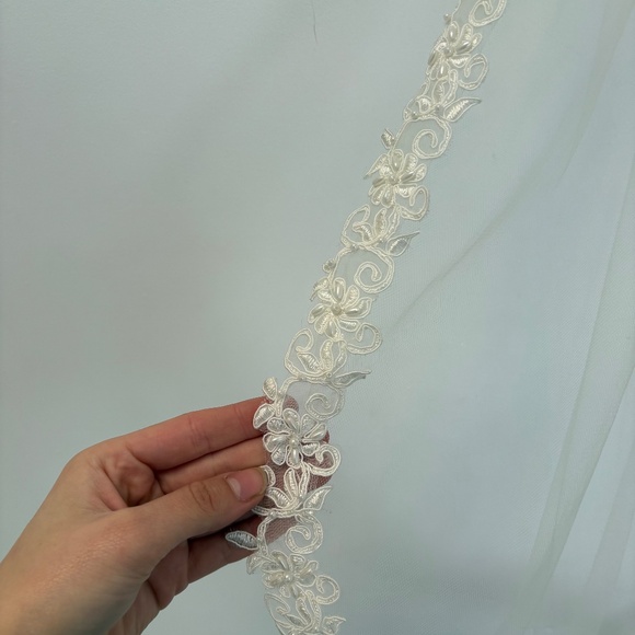 Classic Mantilla Fingertip Bridal Veil with Floral Appliqué Edge Trim